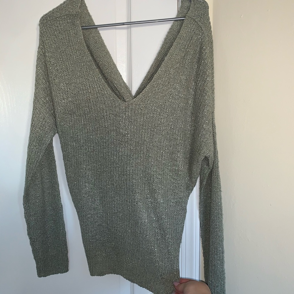 Reversible light green sweater with a knotted back